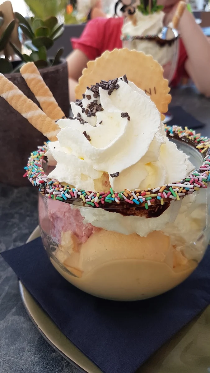 Gemischtes Eis Mit Sahne
