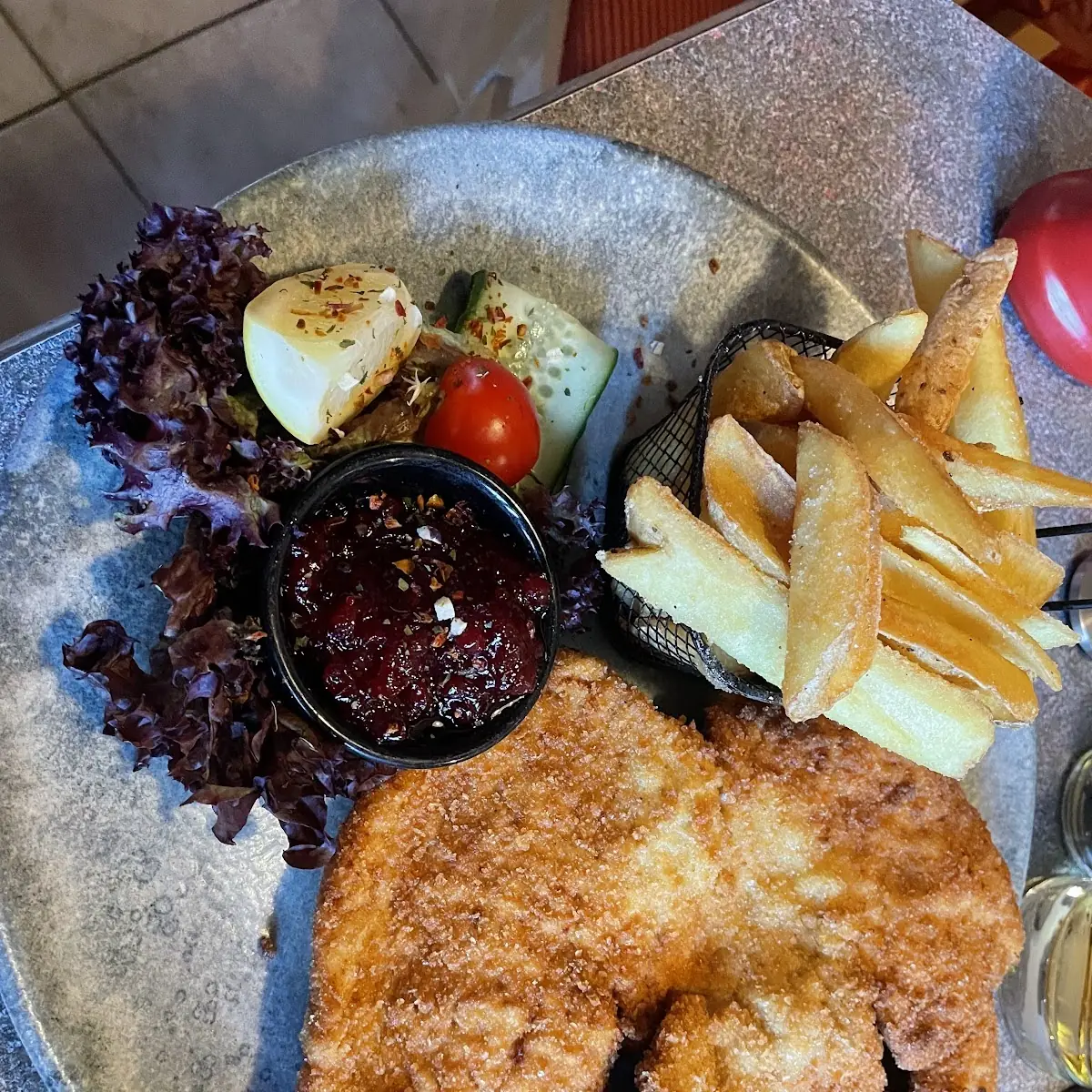 Schnitzel Wiener Art Mit Pommes Und Preiselbeeren