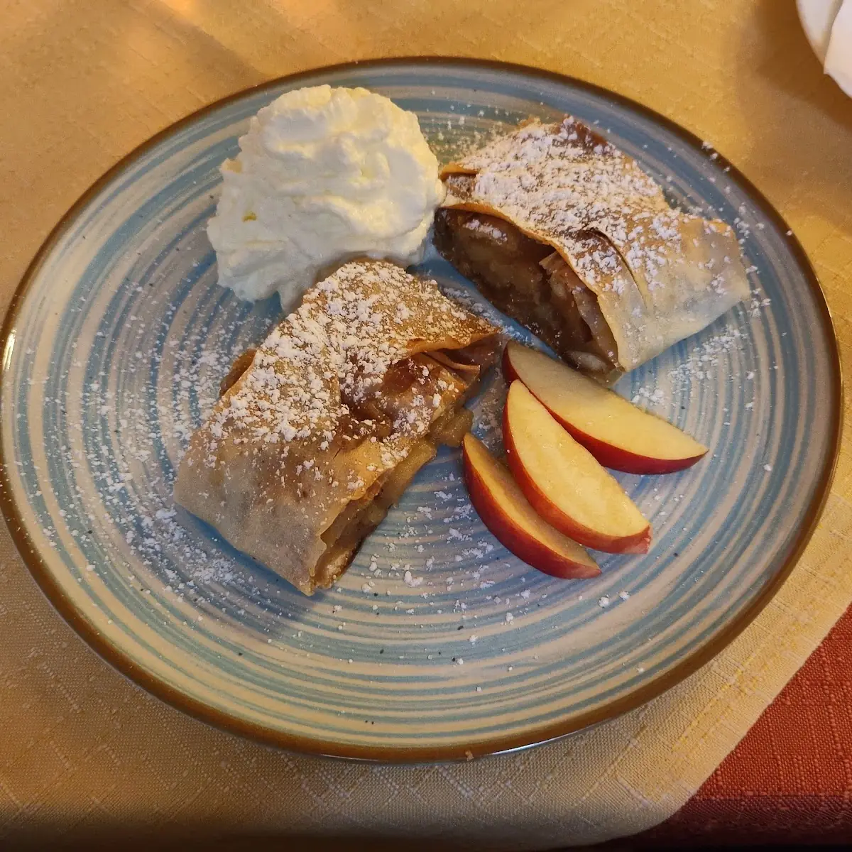 Warmer Wiener Apfelstrudel