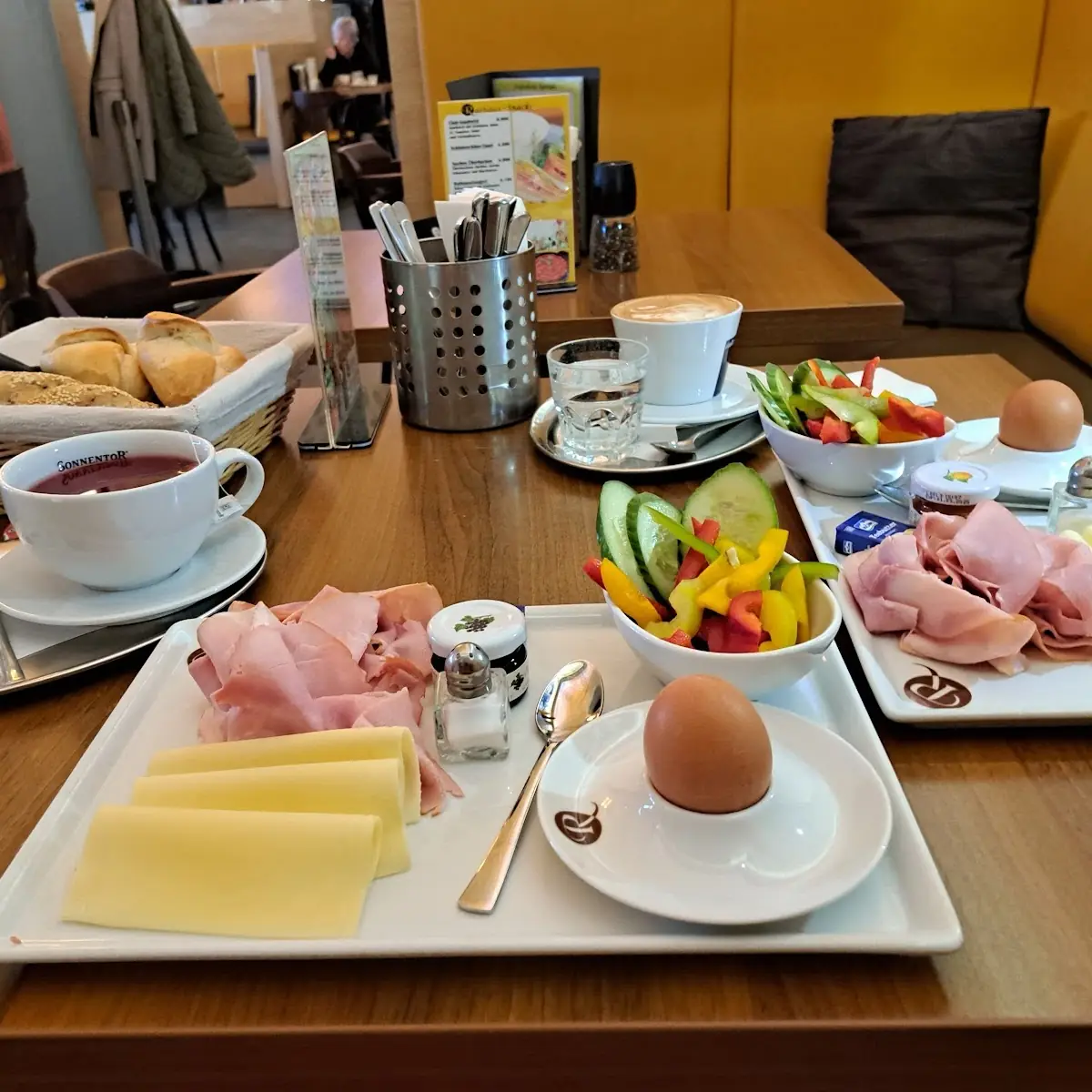 Frühstück Mit Käse Schinken Und Gekochtem Ei