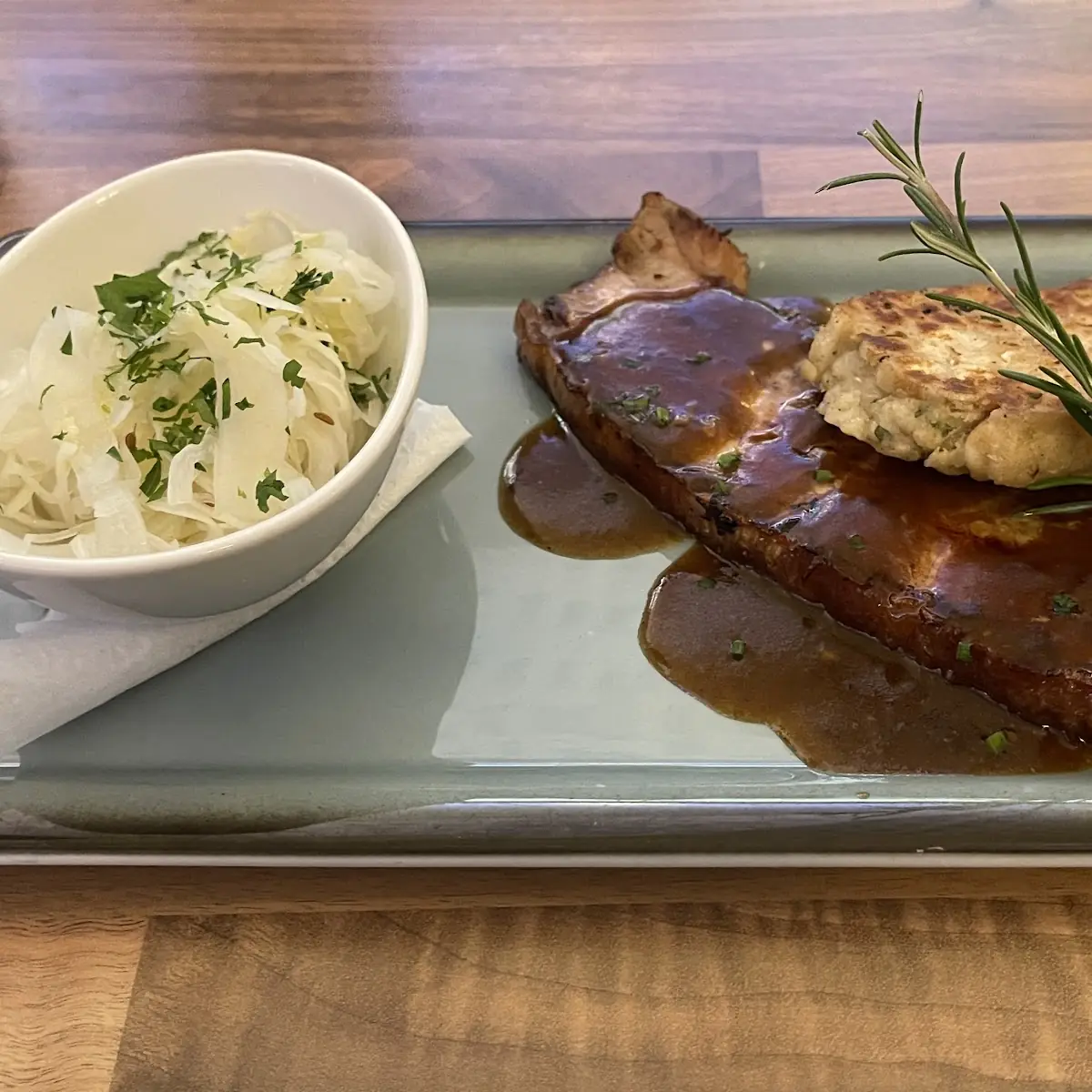 Kümmelbraten Mit Serviettenknödel Und Krautsalat