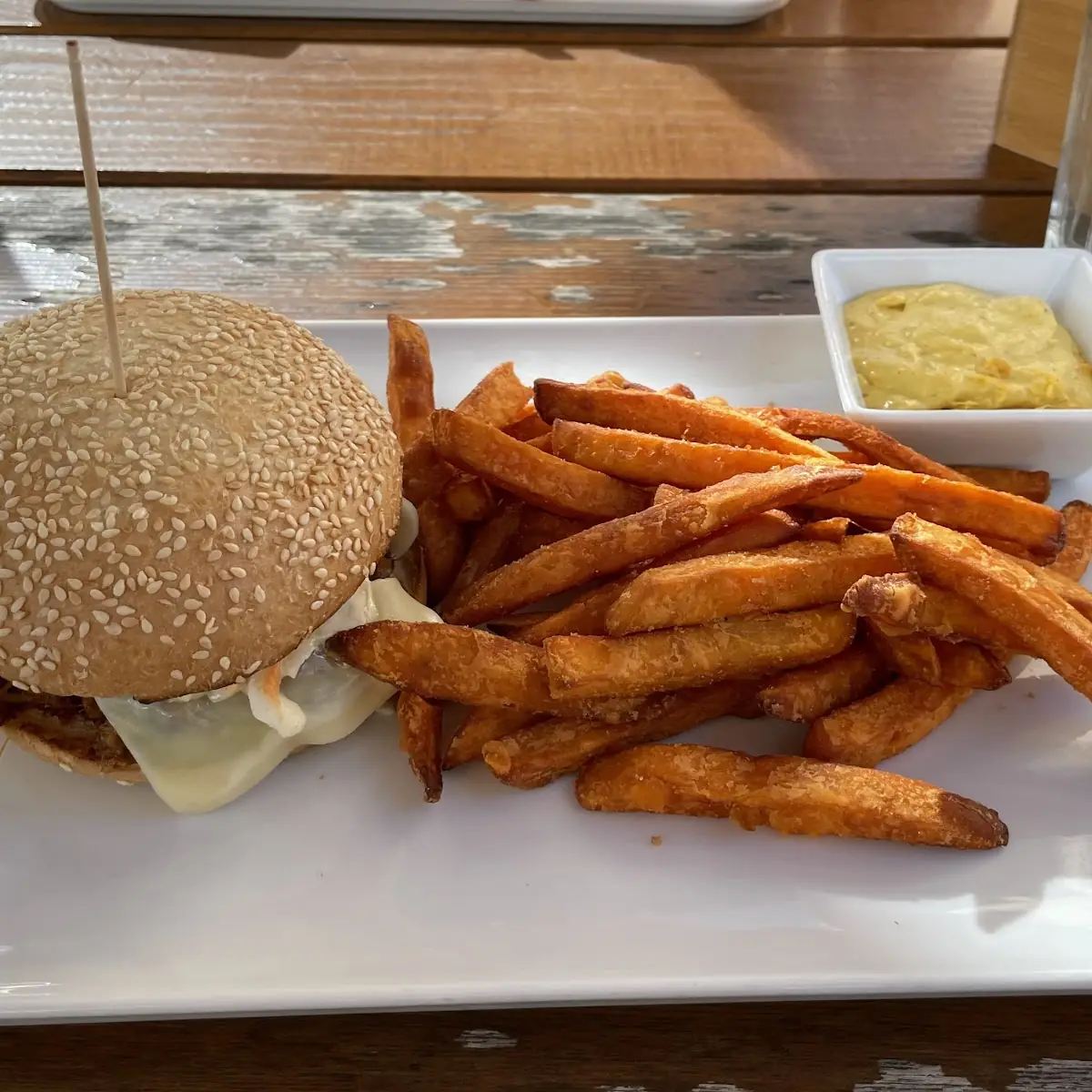 Pulled Pork Burger Mit Süßkartoffel Pommes Frites