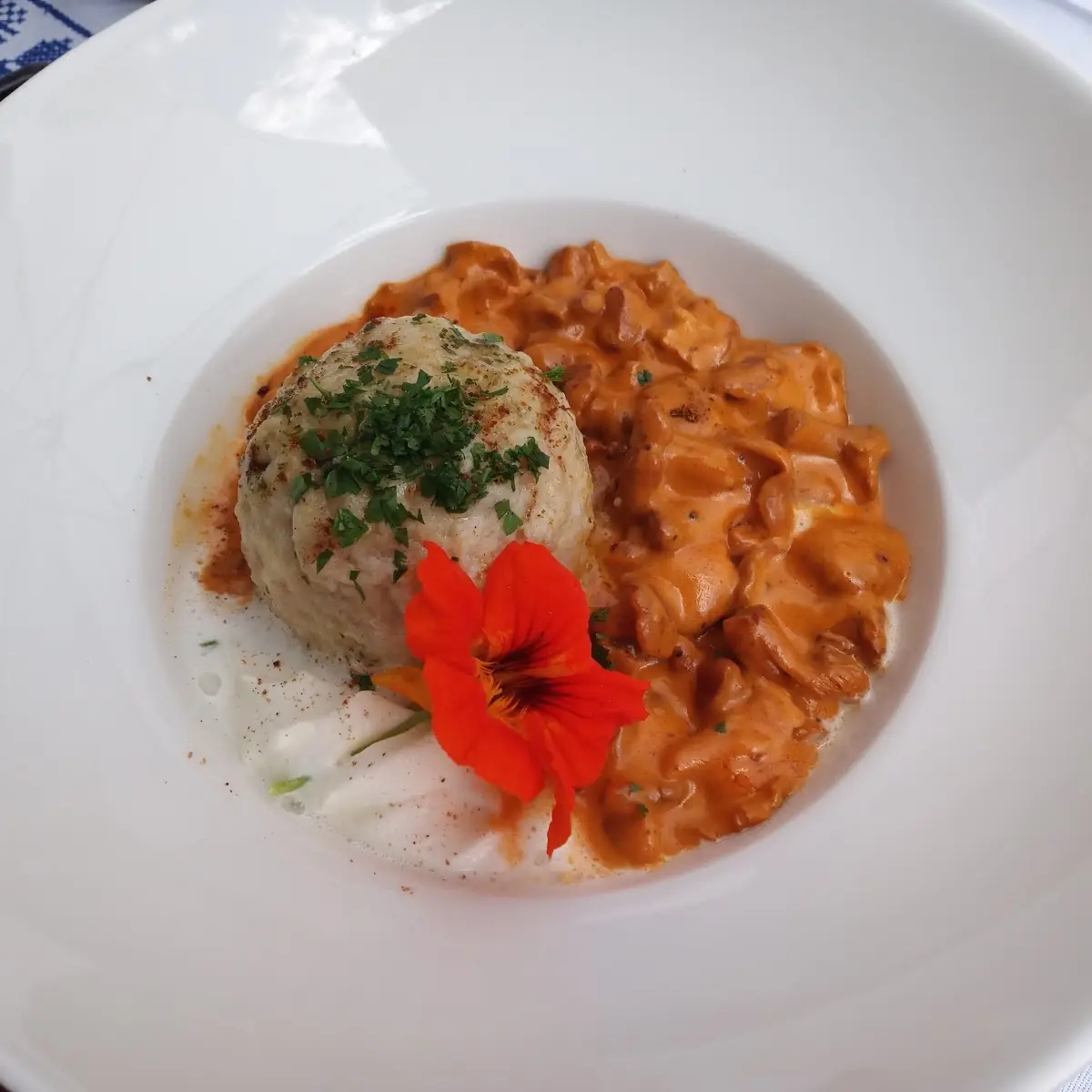 Eierschwammerl Gulasch Mit Semmelknödel