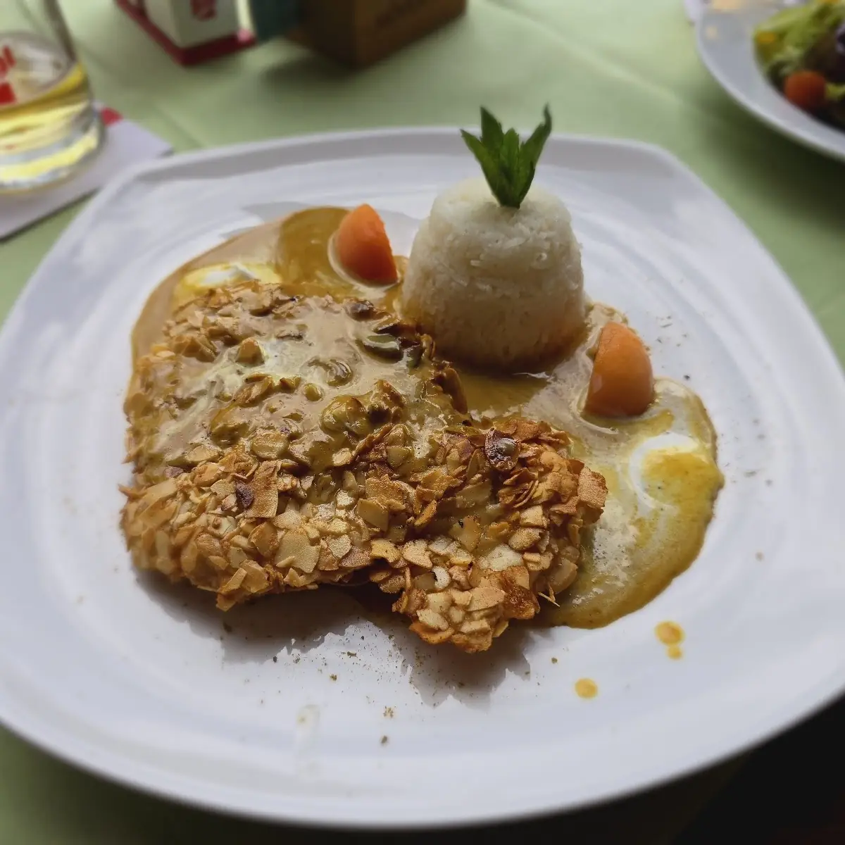 Hühnchenschnitzel Mit Mandeln Reis Und Currysauce