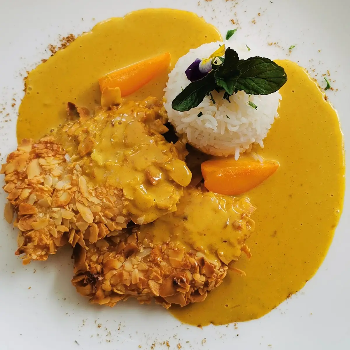 Schnitzel Mit Mandeln Reis Und Currysauce