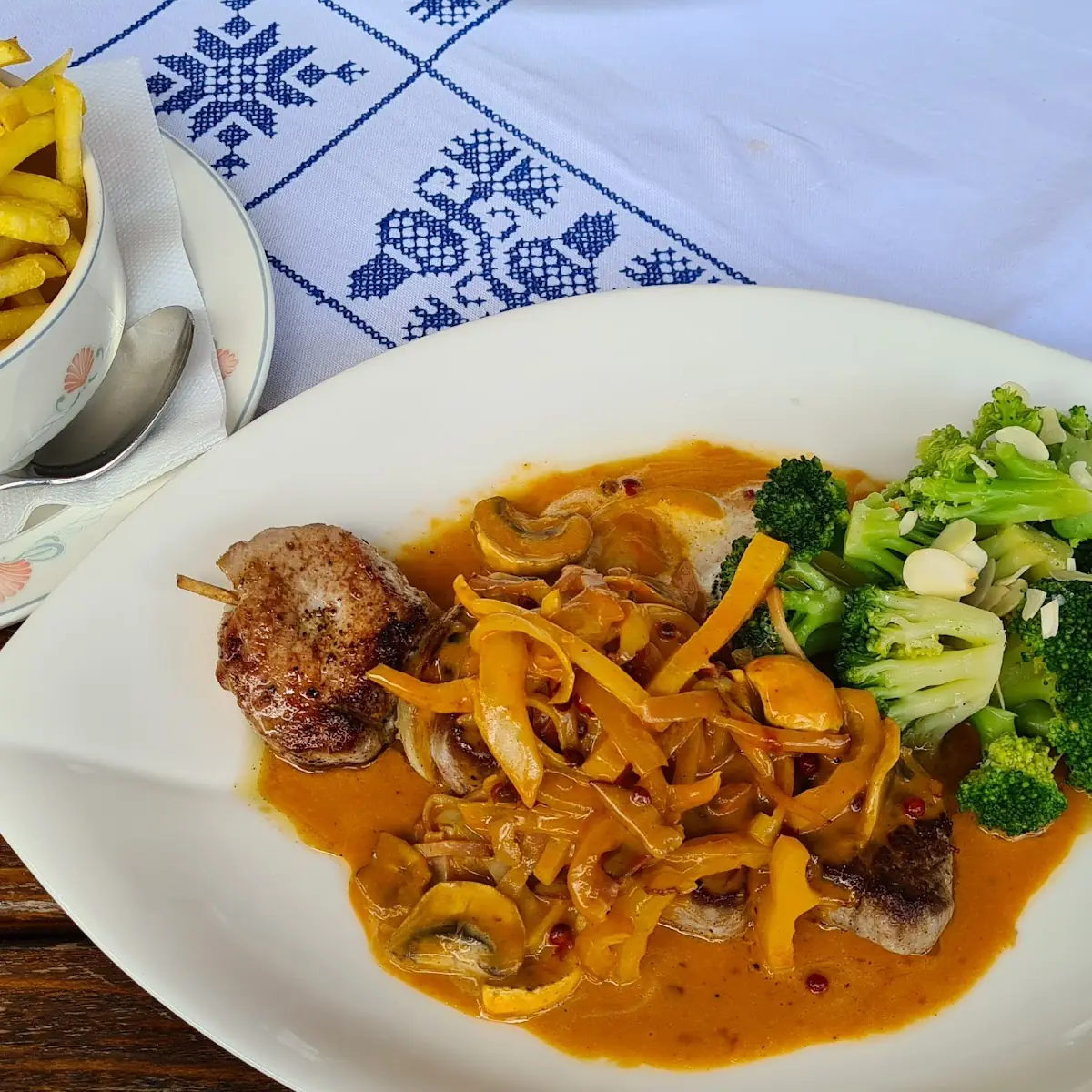 Schweine-spieß In Pikanter Soße Mit Pommes