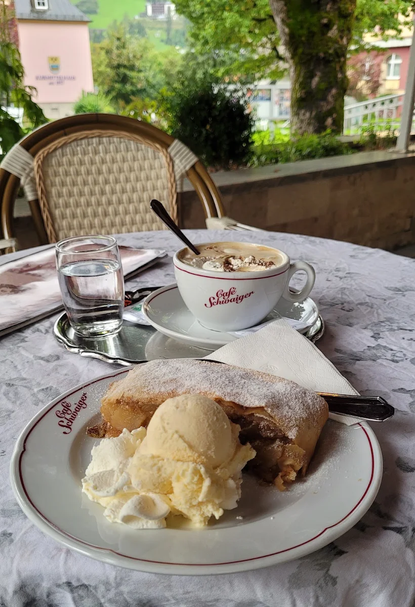 Schwaiger Cappuccino Und Apfelstrudel Mit Eis Und Schlagsahne