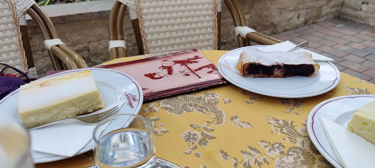 Schwaiger Cappuccino Und Heidelbeerstrudel Mit Schlagsahne