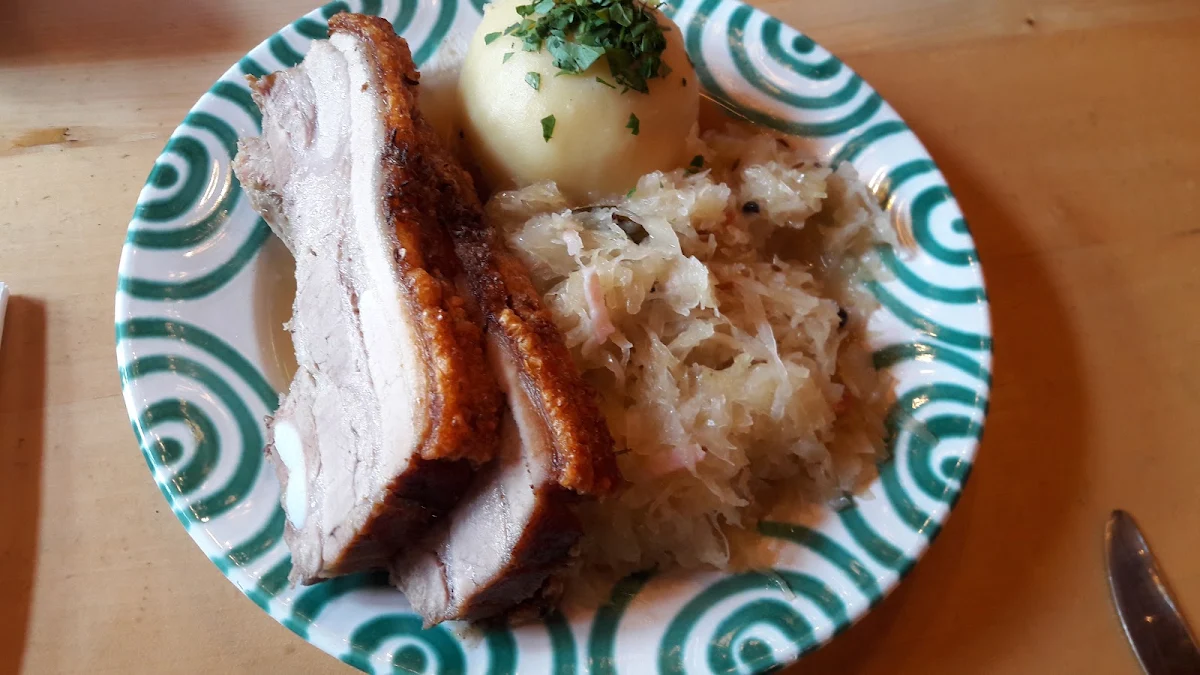 Kümmelbraten Mit Sauerkraut Und Knödel