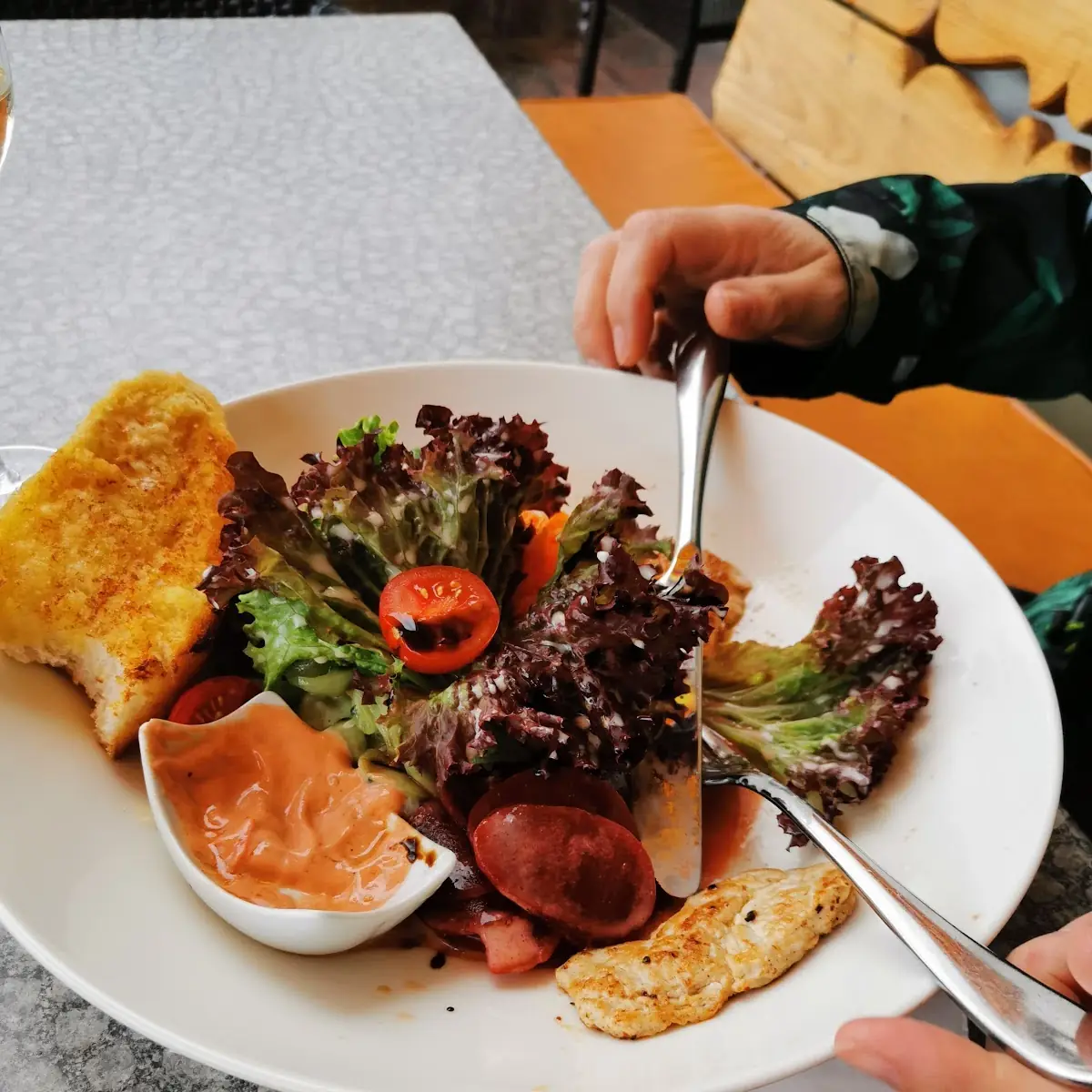Salat Mit Hähnchen Und Knoblauch Baguette