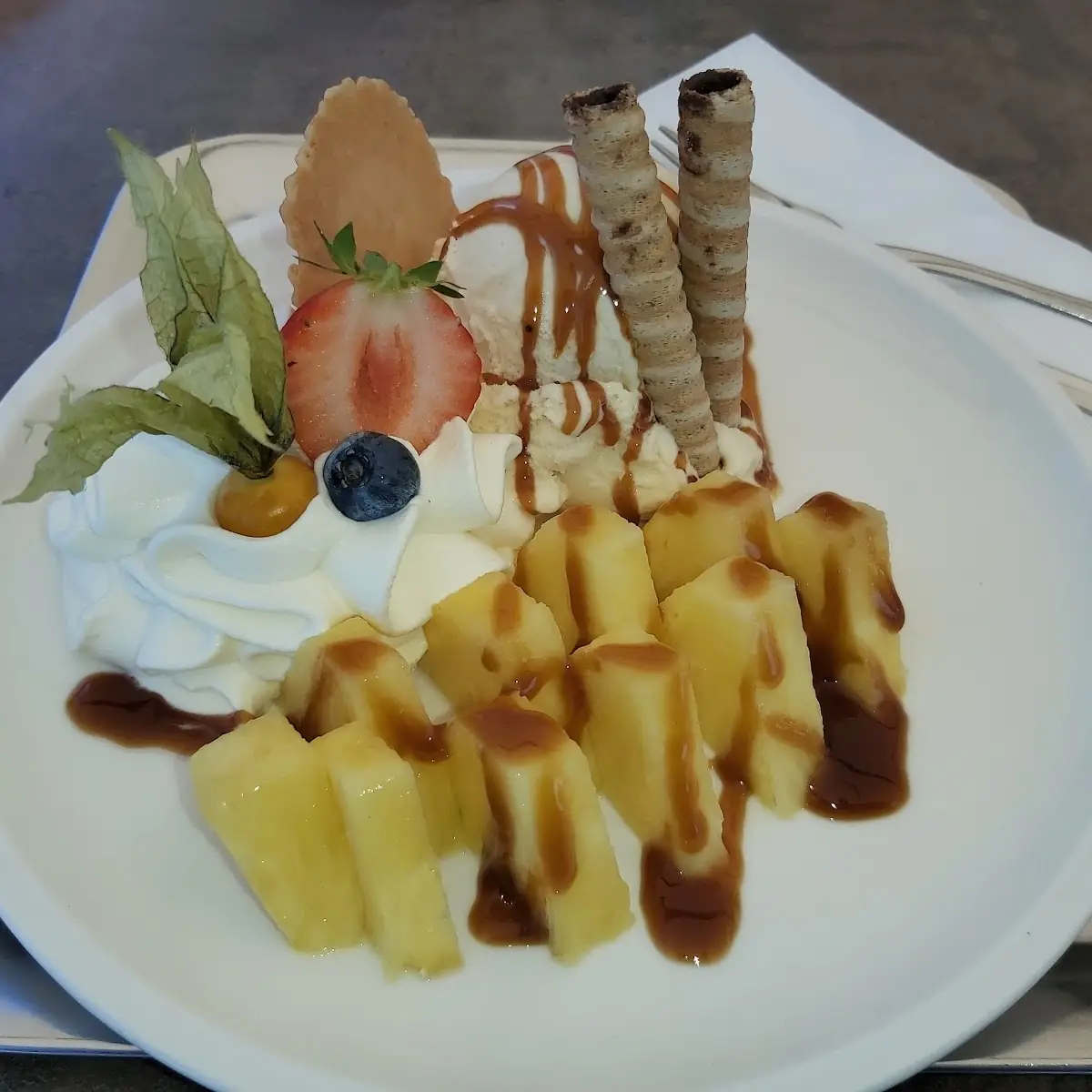 Ananas Karamell Eisbecher