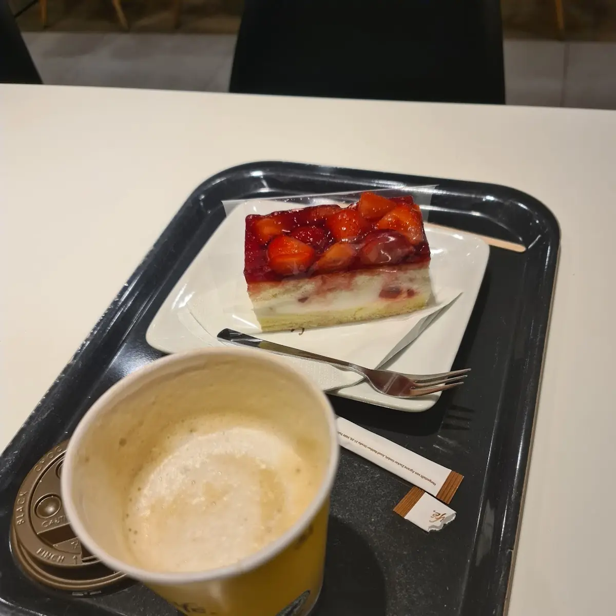 Cappucino Mit Erdbeerschnitte