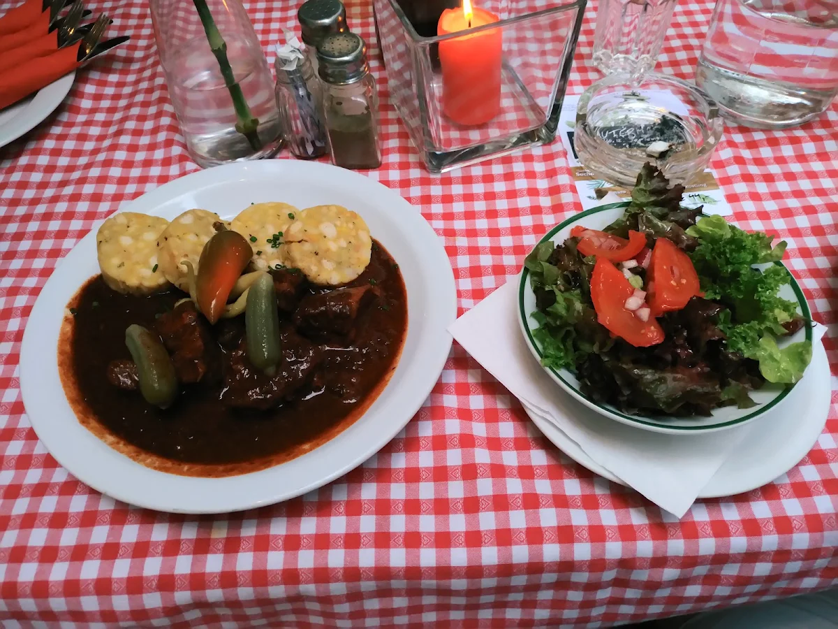 Alt-Wiener Gulasch Mit Serviettenknödel Und Essiggurkerl