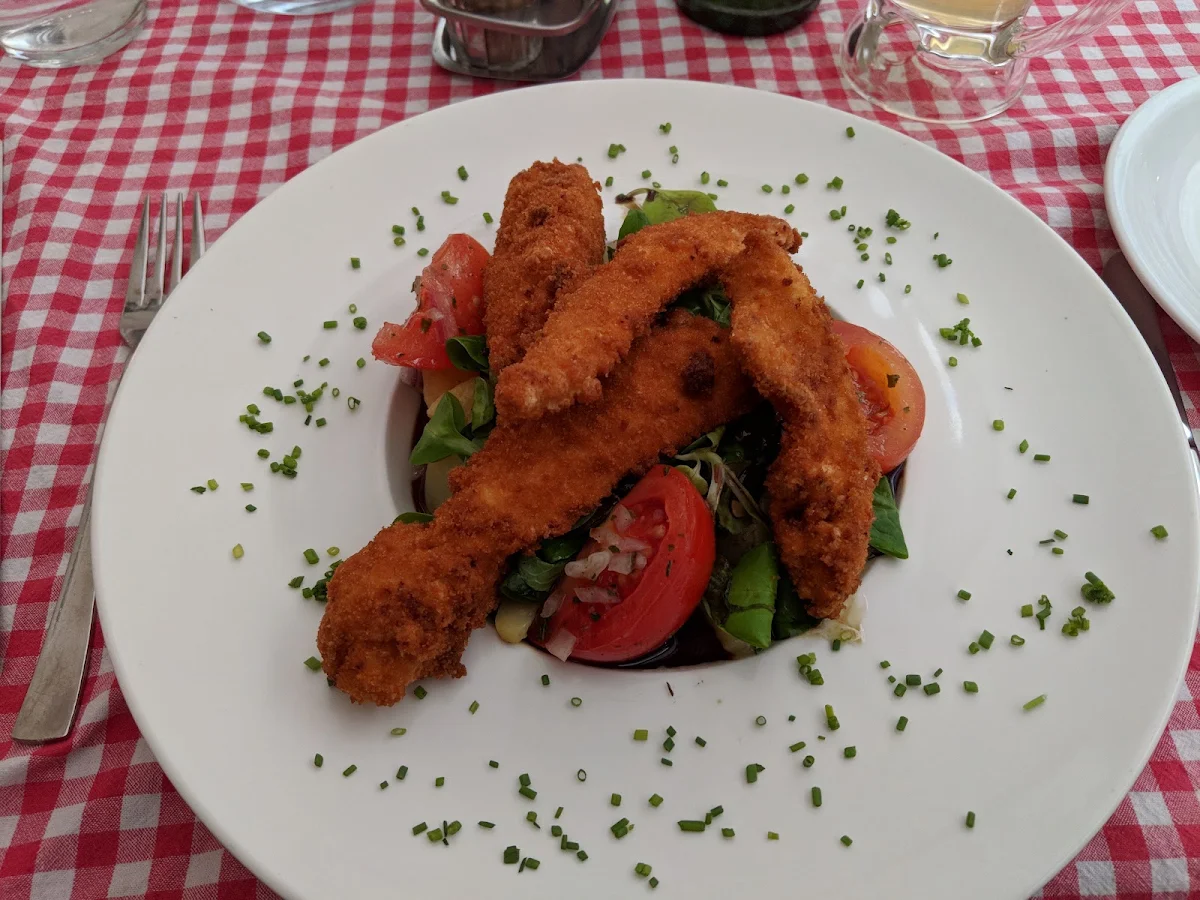 Hühnerstreifen Gebacken Oder Gebraten Auf Erdäpfel-vogerlsalat Mit Bio-kernöl