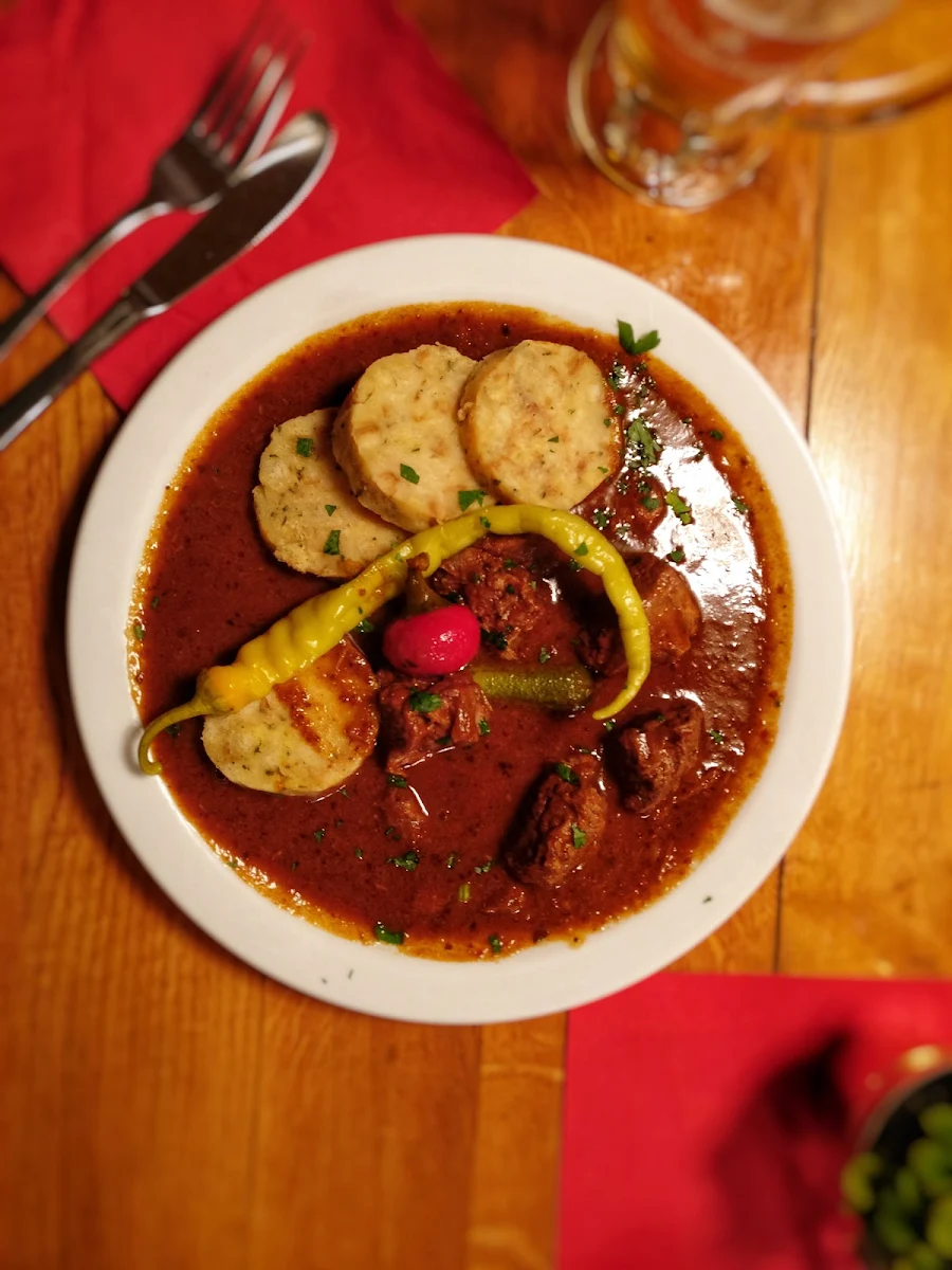 Klassisches Bio-rindsgulasch Von Sonnberg Mit Hausgemachten Serviettenknödel