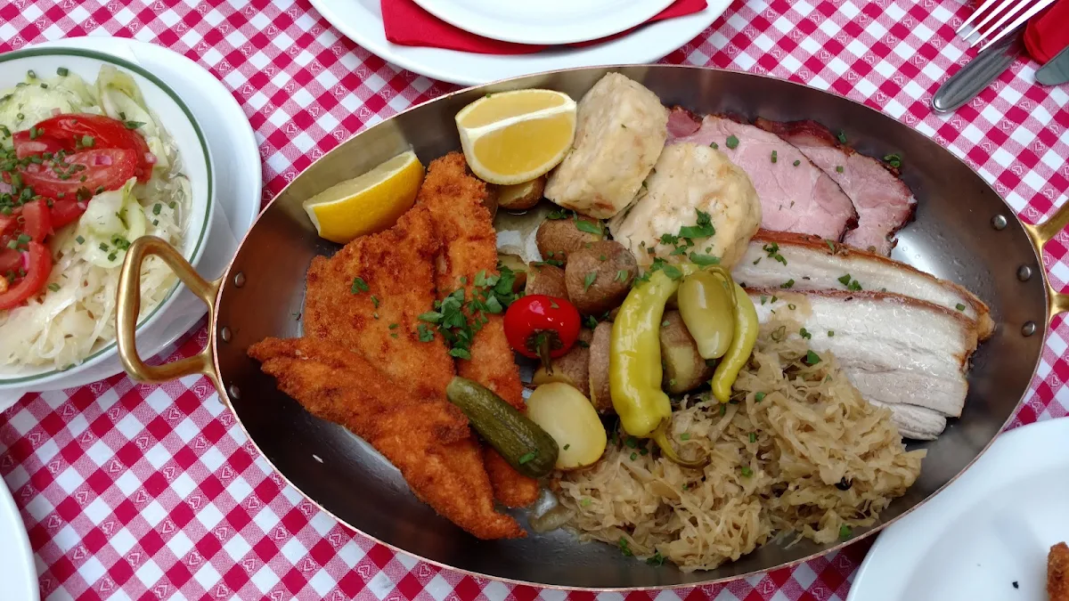 Wiener Schnitzel Vom Kalb Mit Petersilerdäpfel Und Preiselbeeren