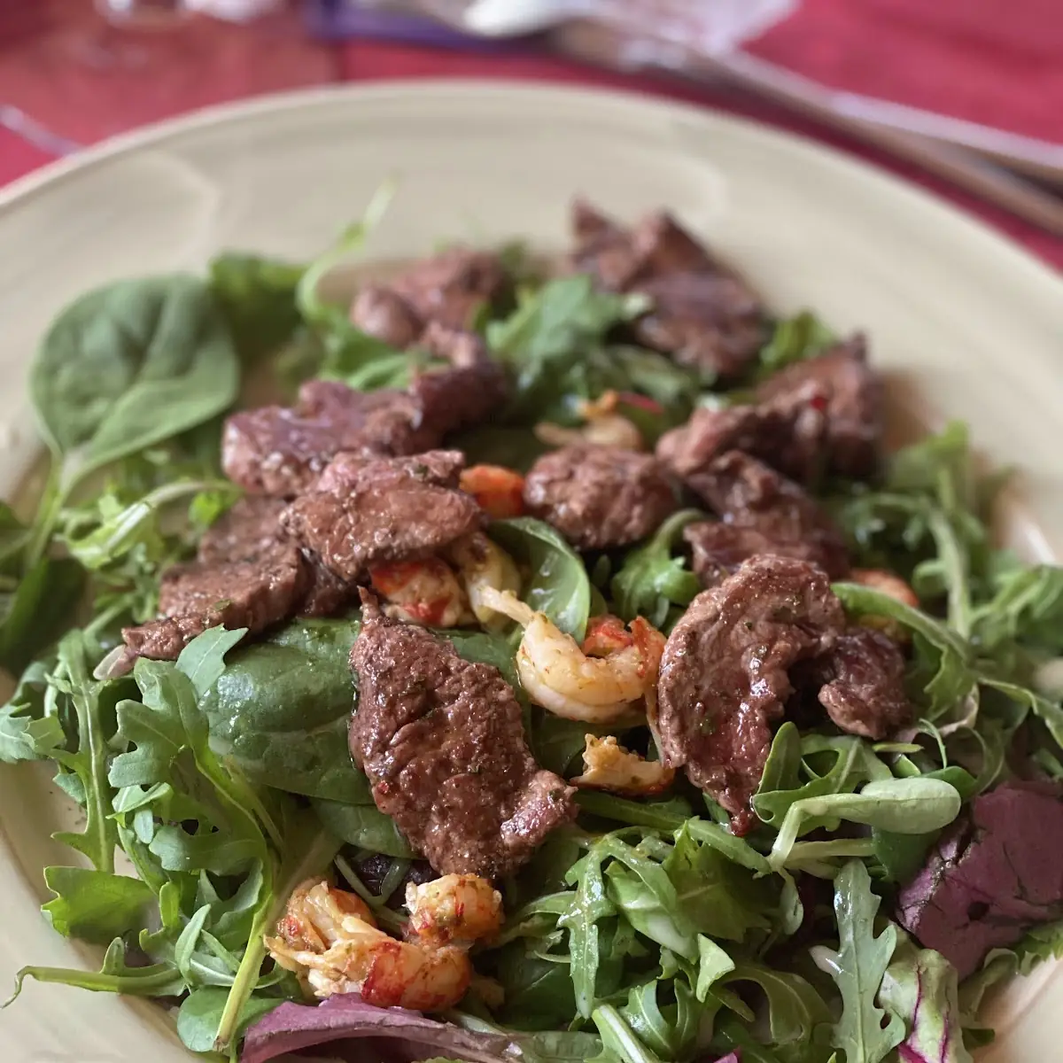 Salat Mit Rindfleisch Und Flusskrebse