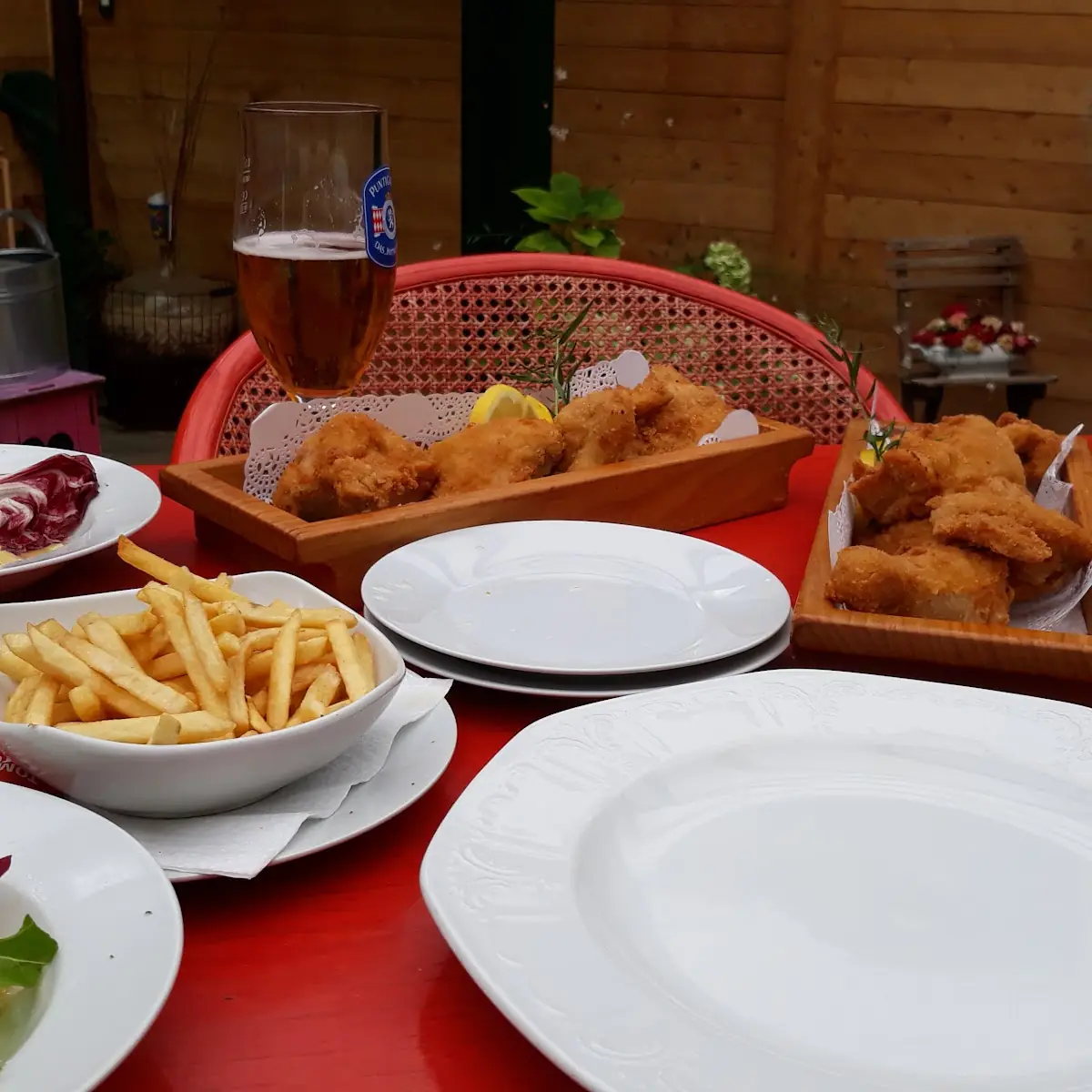 Backhendl Mit Gemischtem Salat Und Pommes