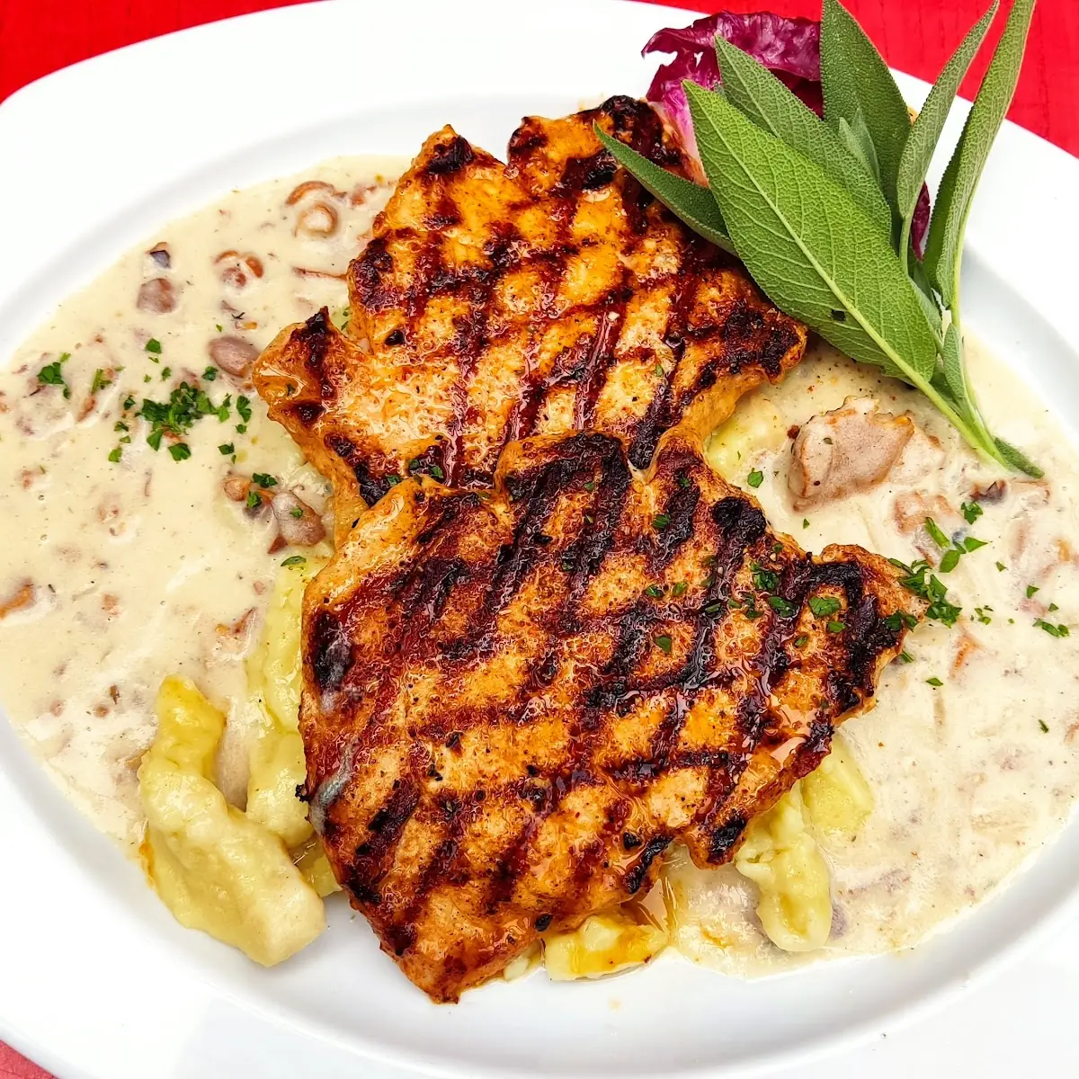 Schweinerückensteak Mit Eierschwammerl Sauce Und Nockerl