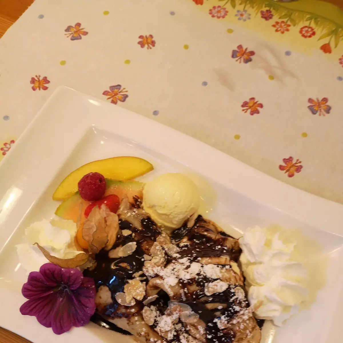 Eispalatschinken Mit Schokosauce Und Mandeln