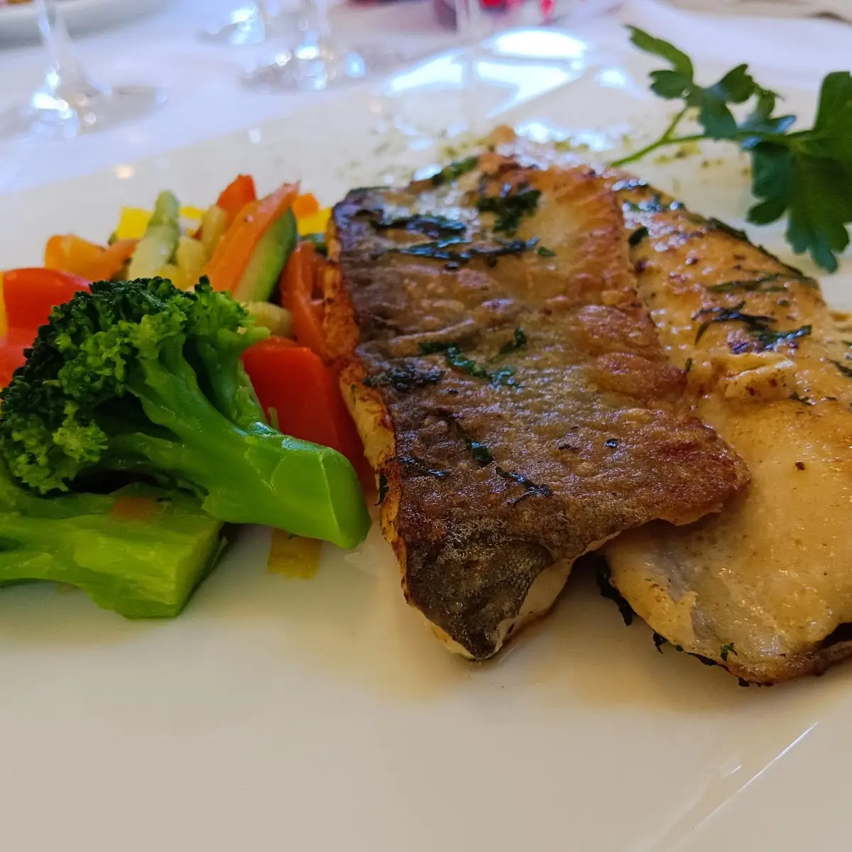 Gebratenes Lachsforellenfilet Mit Frischen Kräutern Und Buntem Gemüse