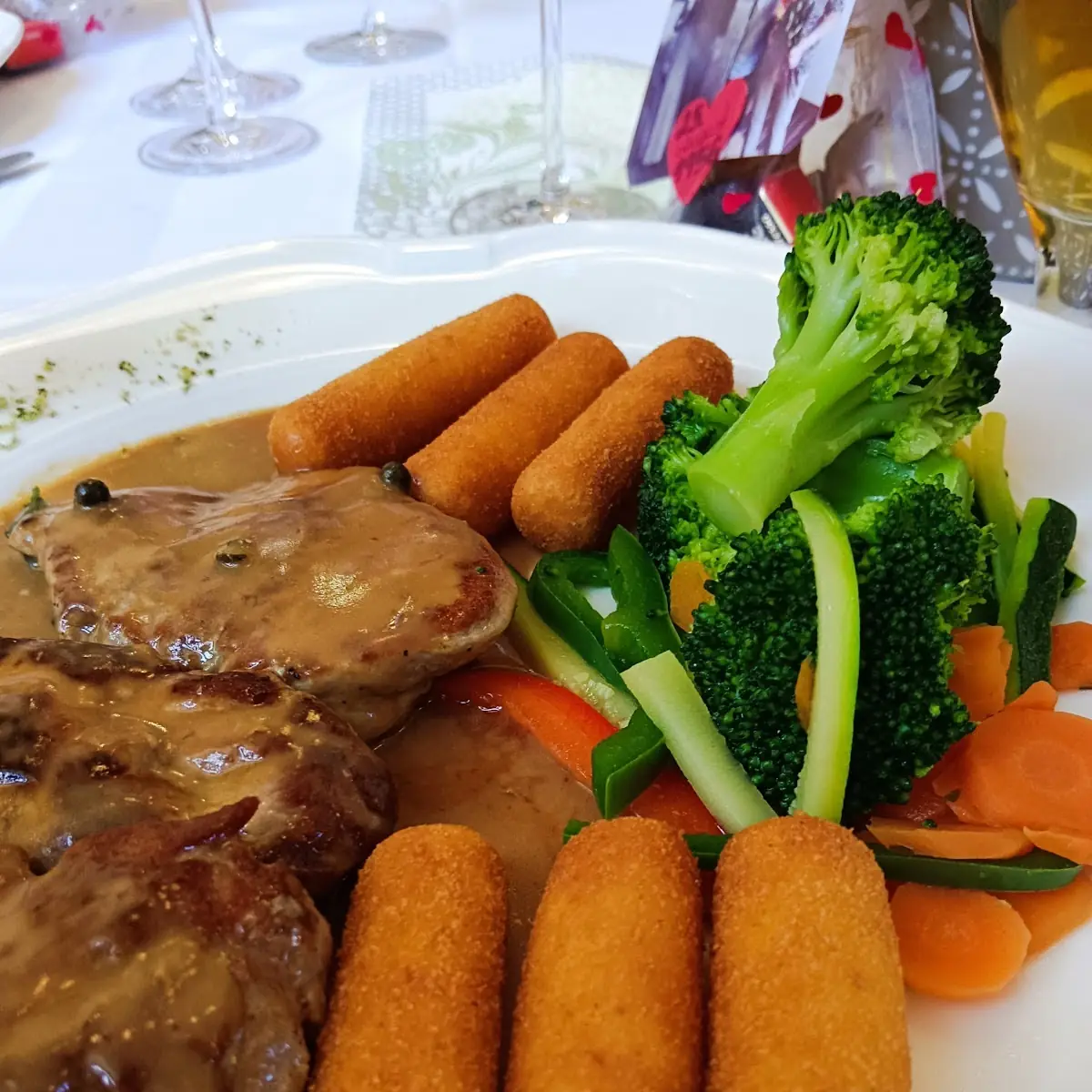 Jungschweine Mdaillons In Pfeffer Sauce Und Erdapfelkroketten