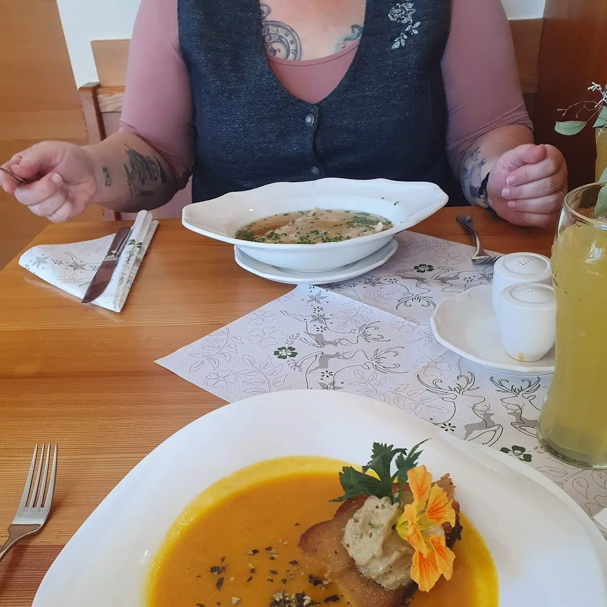 Kürbiscremesuppe Und Grammelstrudelsuppe