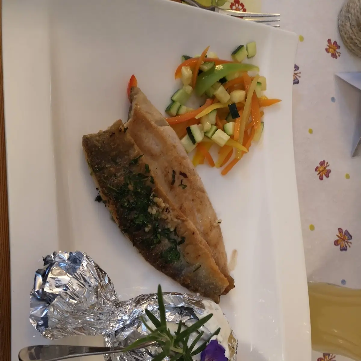 Saiblingsfilet Mit Ofenkartoffel Und Gemüse