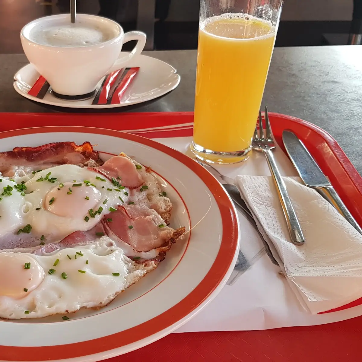 Bacon And Eggs Häferlkaffee Und Orangensaft