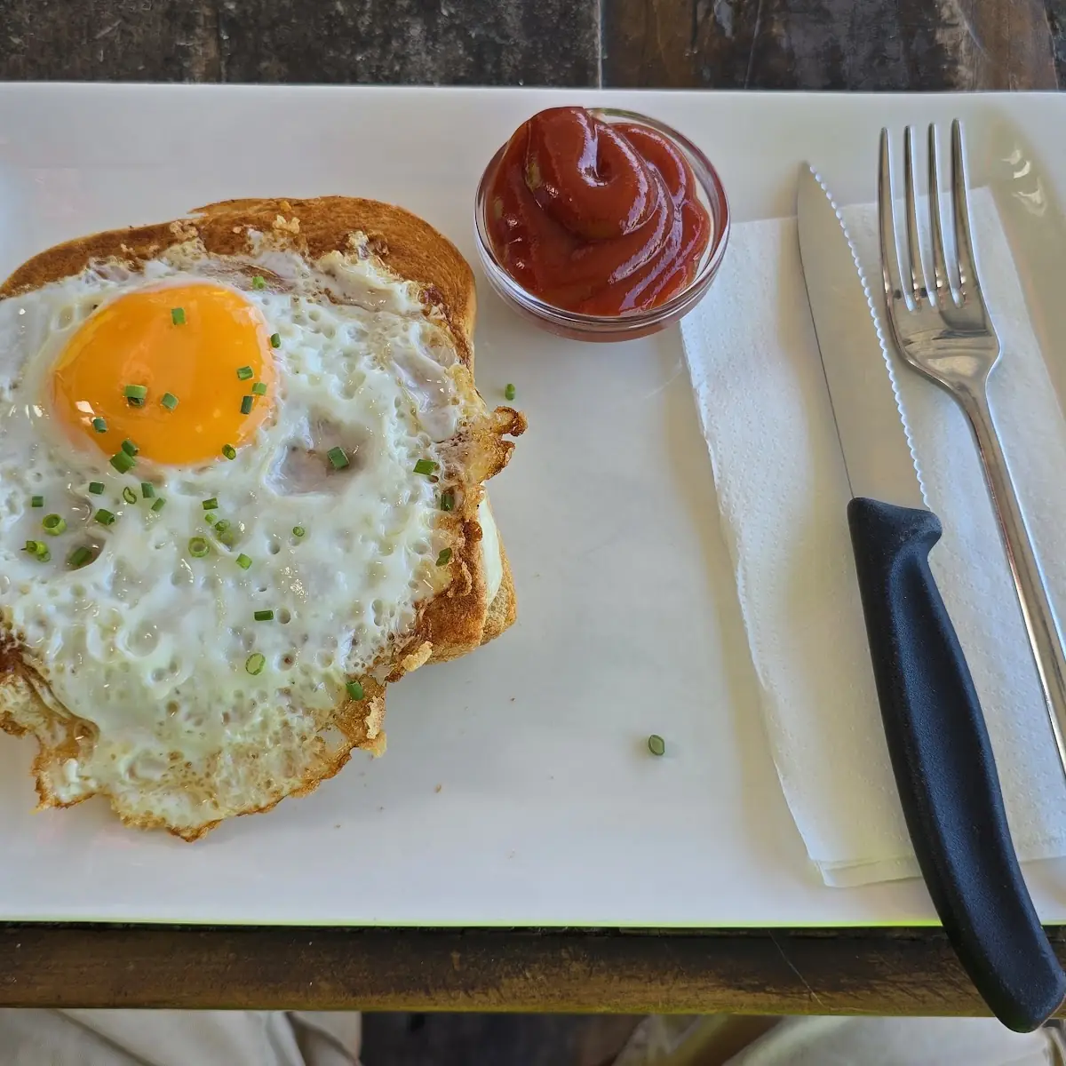 Schinken-käse-toast Wahlweise Mit Ketchup Mayo Cocktailsauce Und Spiegelei