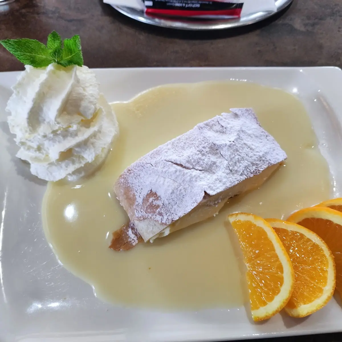 Topfenstrudel In Vanillesauce Mit Schlagobers
