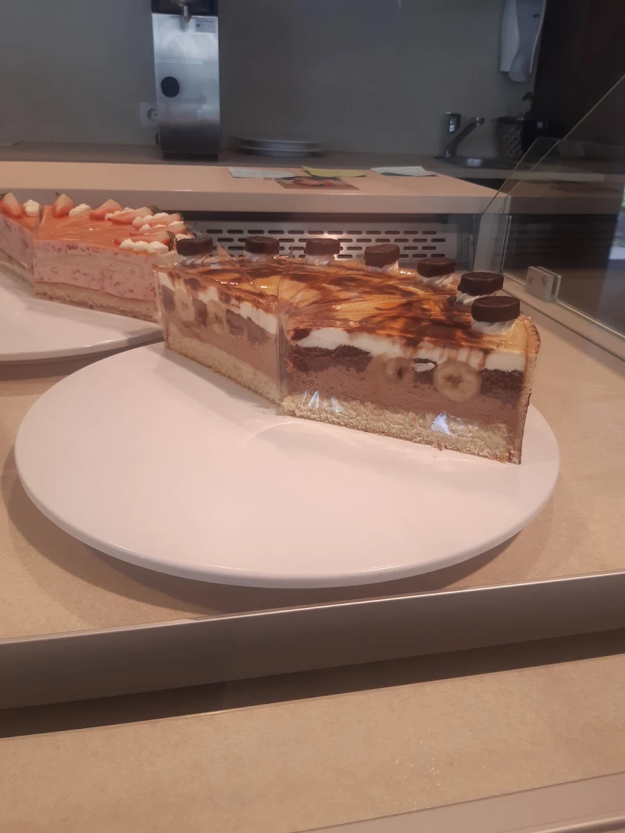 Rechts Babanrntorte Links Erdbeertorte