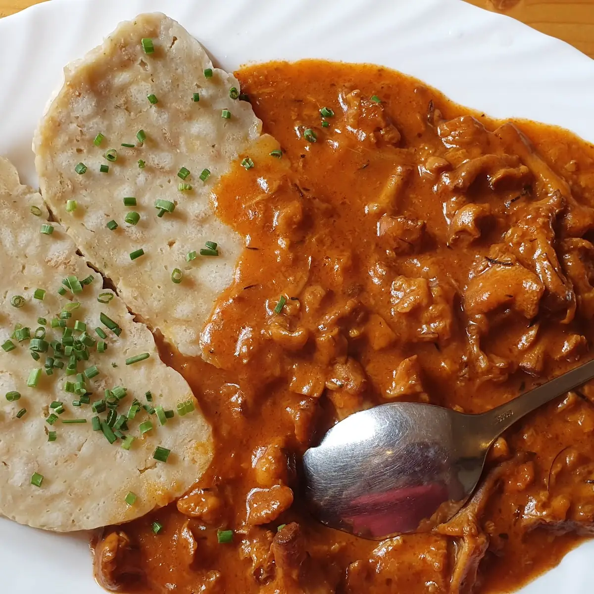 Eierschwammerlgulasch Mit Serviettenknödel