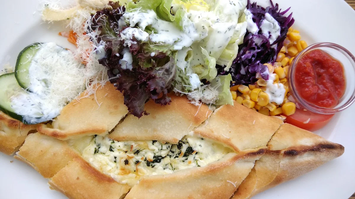 Pide Mit Schafskäse