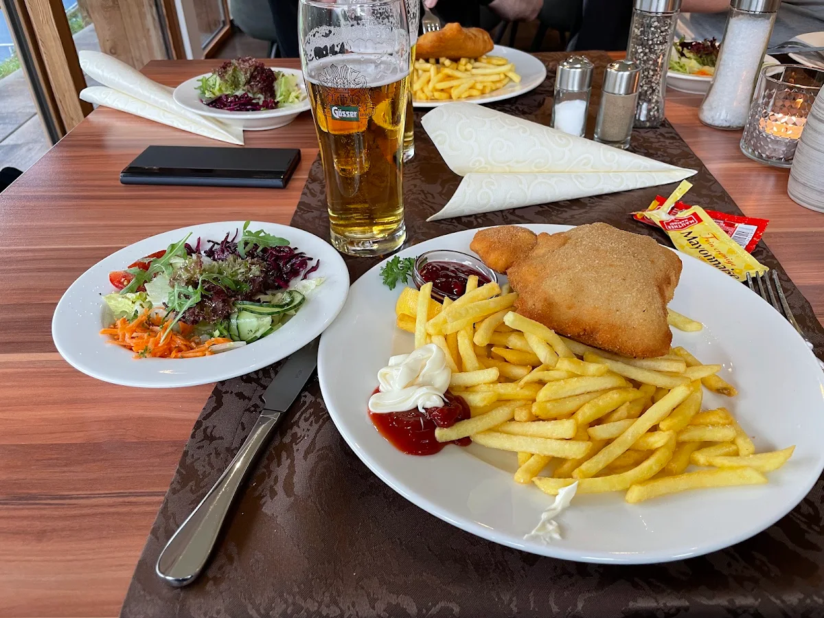 Schnitzel Wiener Art Mit Pommes Und Salat