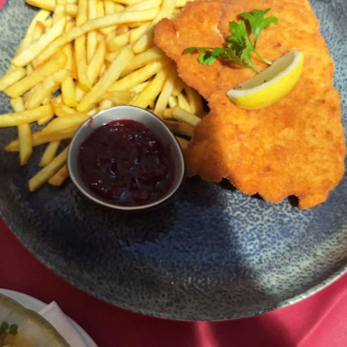Hühnerschnitzel Gebacken Mit Pommes Frittes