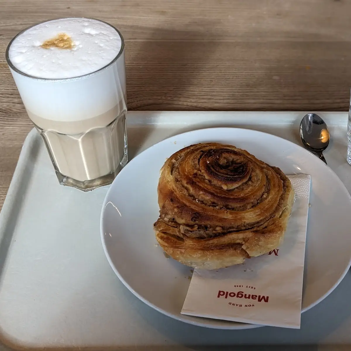 Latte Macchiato Mit Zimmtschnecken