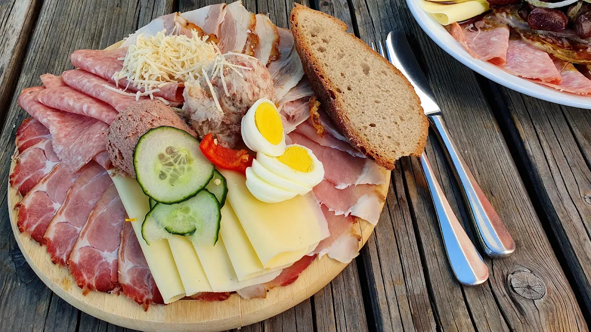 Brettljausn Lumpensalat Uhudlertraubensaft Selbstgebackenes Brot