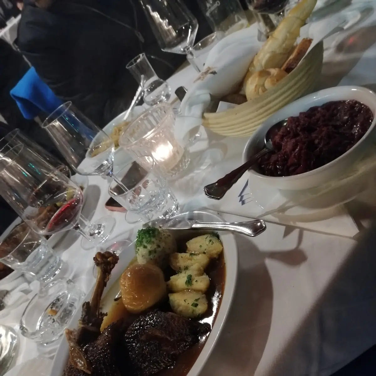 Gans Mit Rotkraut Und Knödel