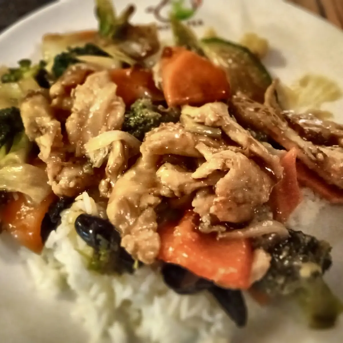 Riso Bianco Con Pollo E Verdure Saltate
