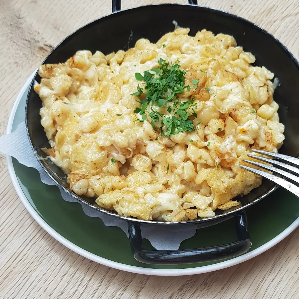 Butterspatzle Mit Zwiebel Und Käse Angeröstet