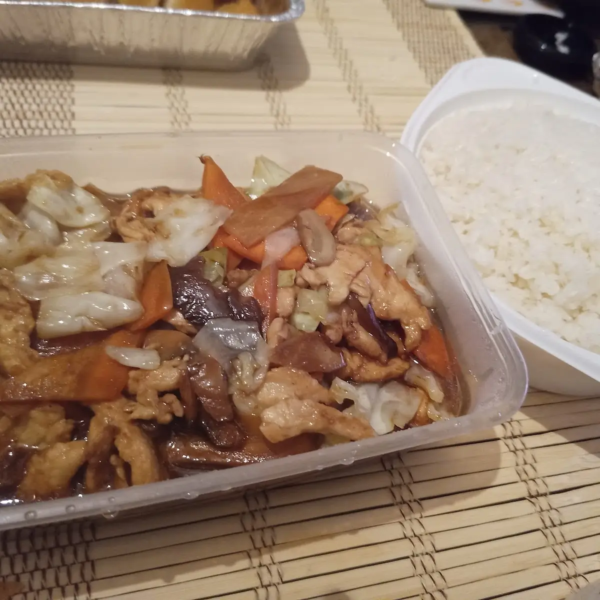 Hühnerfleisch Mit Bambus Und Pilzen