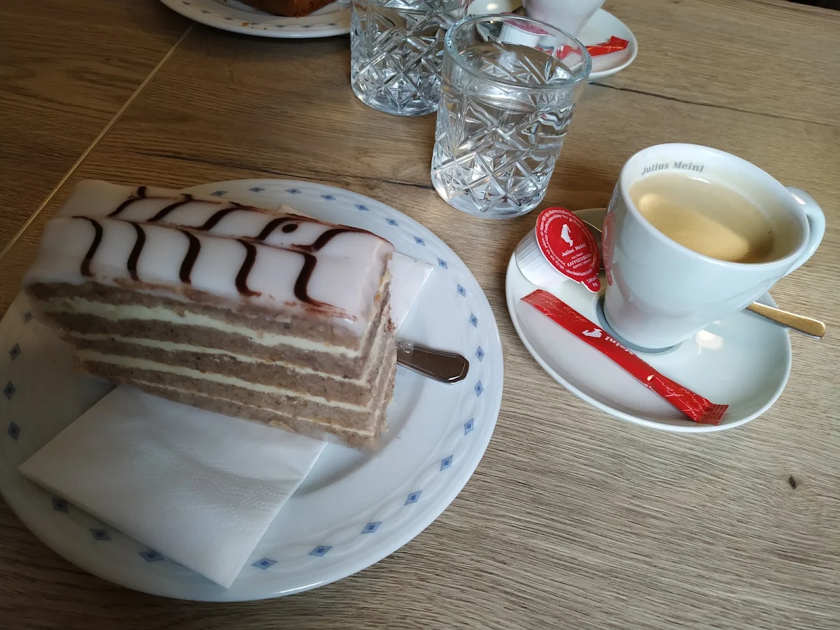 Esterhazytorte Mit Braunem Und Wasser
