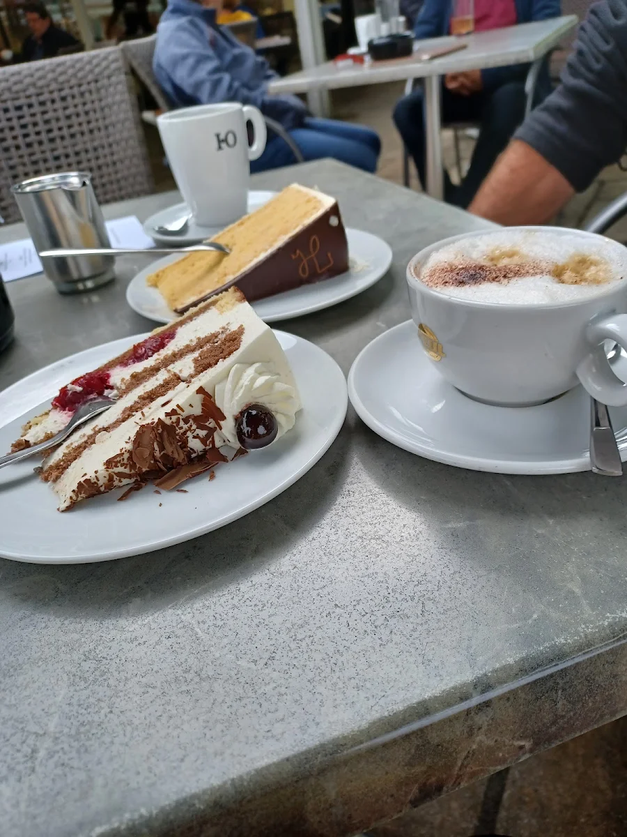 Schwarzwälder- Kirsch- Torte Und Herrentorte