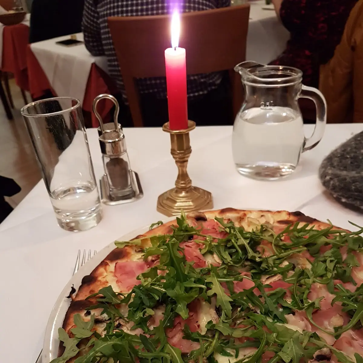 Prosciutto E Funghi Mit Rucola