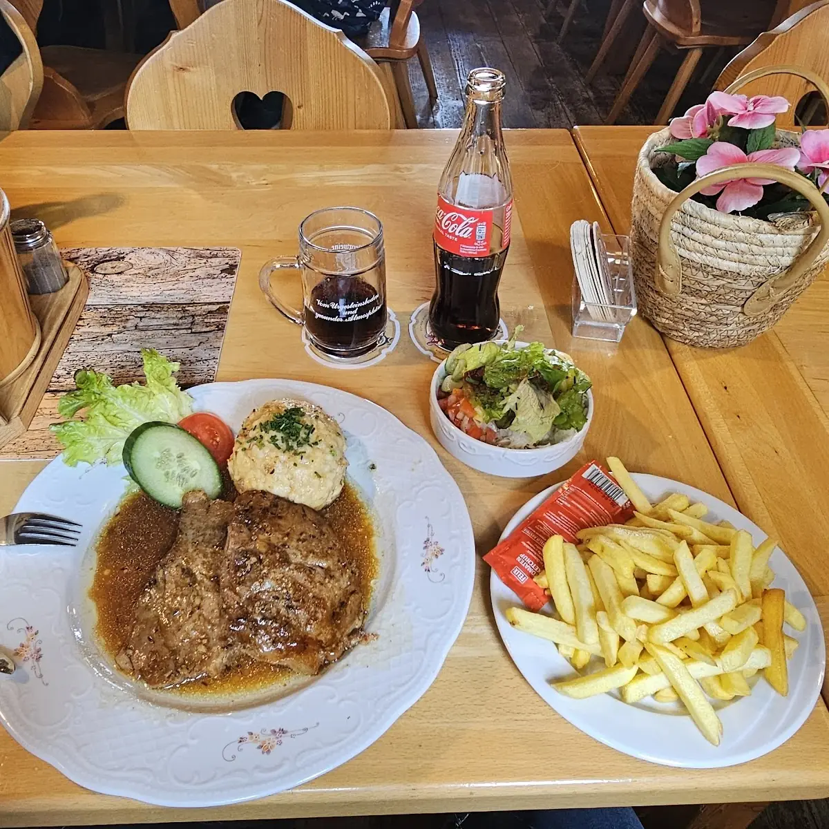 Schweinebraten Mit Pommes Und Gemischten Salat