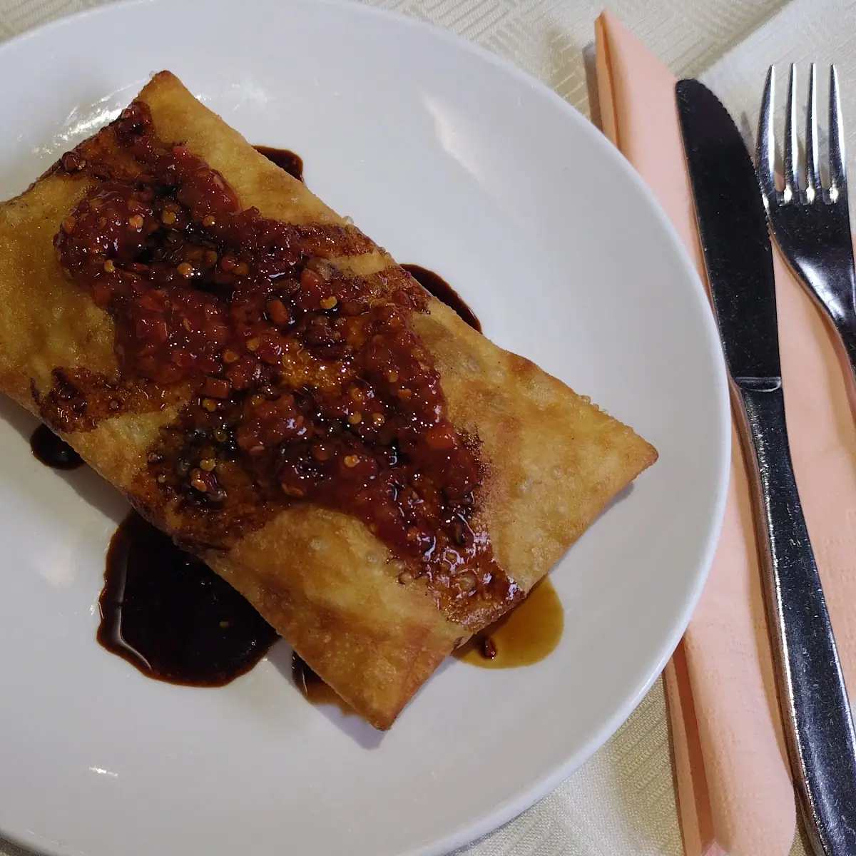Frühlingsrolle Mit Sojasauce Und Chilipaste