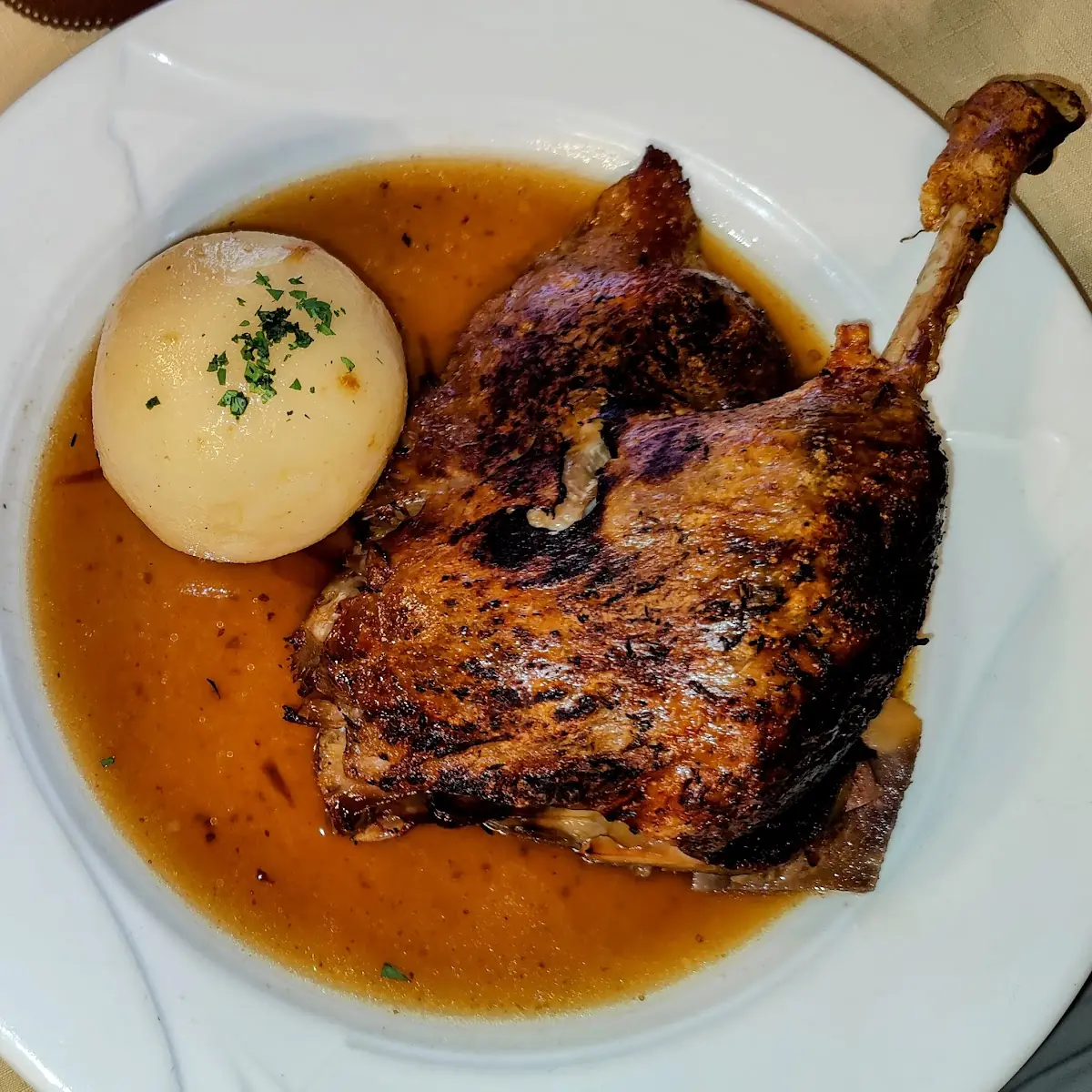 Gans Mit Rotkraut Und Knödel