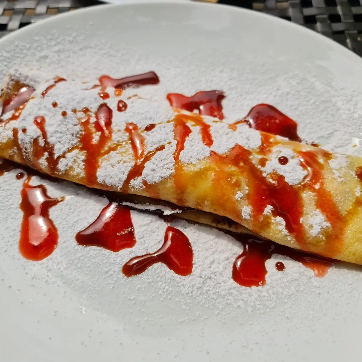 Palatschinke Mit Erdbeer-mascarponerahm Gefüllt Und Erdbeer-karamellsauce