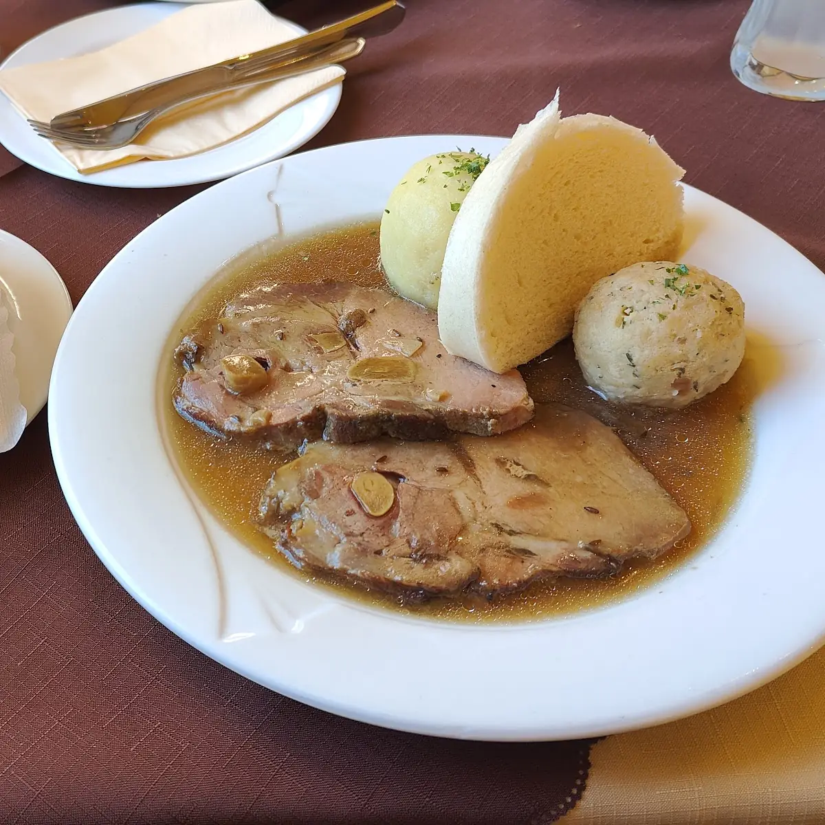 Schweinsbraten Mit Dreierlei Knödel Und Sauerkraut Mit Speck